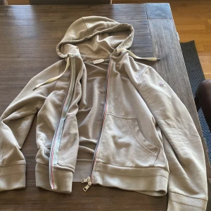 Moncler  hoodie - Perfekt till sommaren  100% äkta vilken de andra bilderna visar Litet hål i ryggen ( kan skicka fler bilder om det behövs ) Passar S KAN SÄNKA PRIS VID SNABB OCH SMIDIG AFFÄR🫡