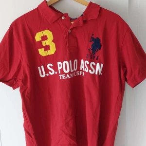 chief keef polo - jättesnygg piké lite chief keef vibes sådär 🤩🤩🤩😍 ‼️PRIS KAN DISKUTERAS ‼️ skriv för frågor/fler bilder 🫶🏻🫶🏻🫶🏻