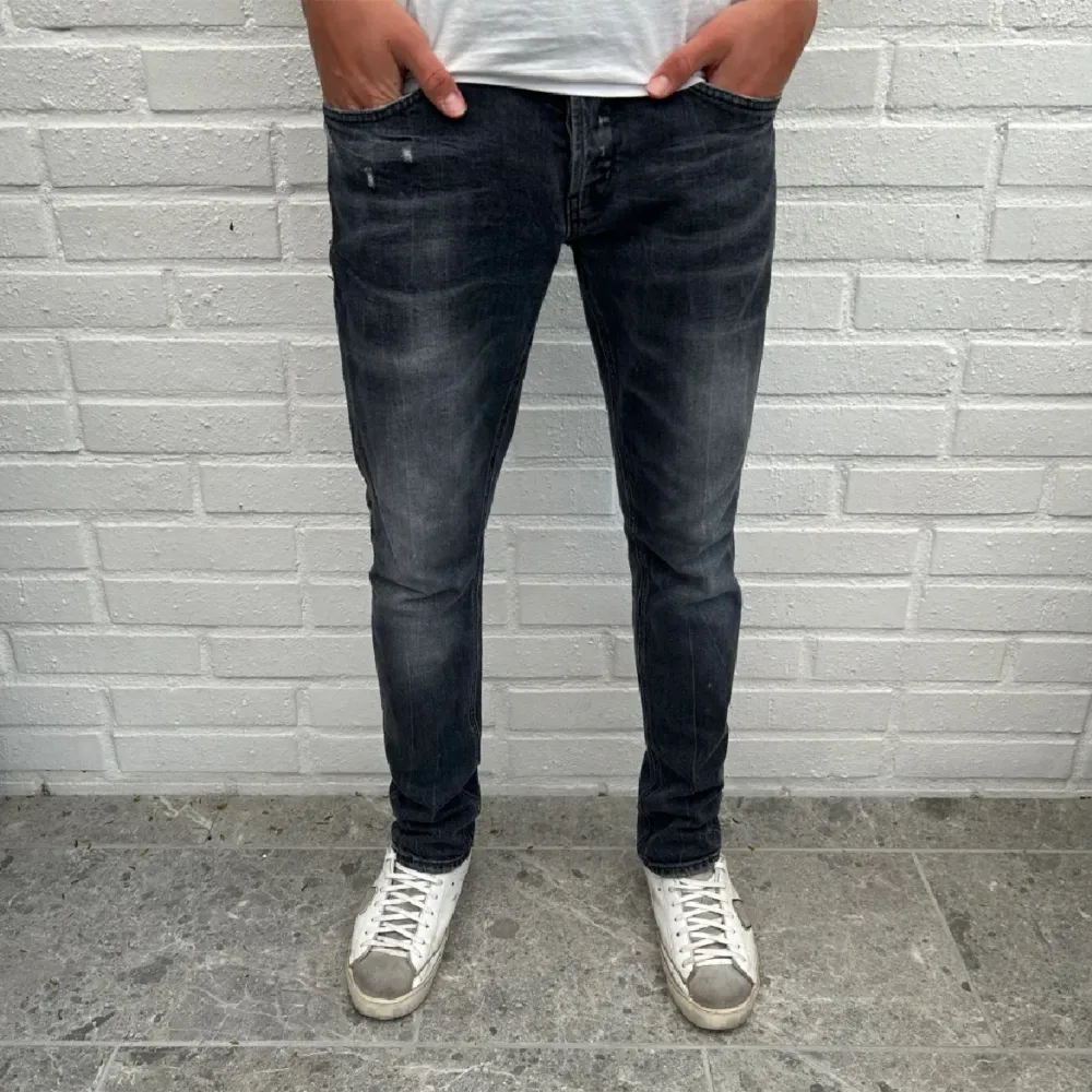 Dondup jeans || Modell george || Gråa med slitningar || Storlek 33 || Jeansen är i väldigt bra skick, inga tecken på användning || 1250kr || . Jeans & Byxor.