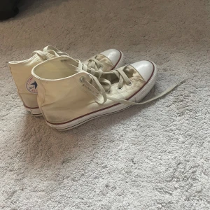 Converse  - Ett par ben vita converse.Ganska använda o jag säljer dom för 200 kr. Säljer då dom inte används längre.Varan kommer rengöras innan skickning.