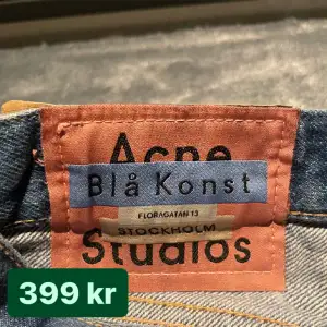 Blåa Acne Studios jeans i gott skick.  Nypris: 2200kr Pris: 399kr Storlek: 29/30 Tryck på ”Köp Nu” för att köpa  Ganska Baggy, herr  