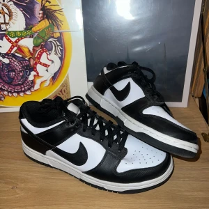 Nike Dunk Panda - Panda dunks i dam storlek 37,5 🐼 Knappt använda och i riktigt fint skick! Perfekt sko som går att matcha med allt🎶 Ingen box eller kvitto kvar🙌 Skicket är 8/10 syns att de har använts 5ggr men inge mer!
