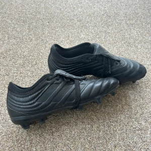 Fotbollsskor  - Adidas fotbollsskor i väldigt bra skick! Knappt använda i storlek 39 1/3!