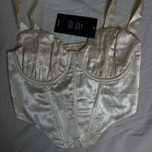 Korsett i satin  - Så fin korsett i satin från NAKD som tyvärr var för liten för mig. Oanvänd. Nypris 399:- & slutsåld. 