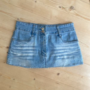 Jeanskjol - SUPER snygg!! Midjemått:36💞