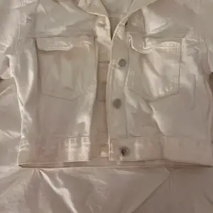 Jeans jacka vit från Gina tricot 