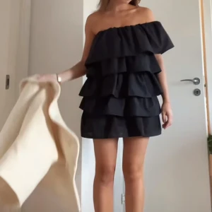 Svart volang klänning - Svart volang klänning i storelk s