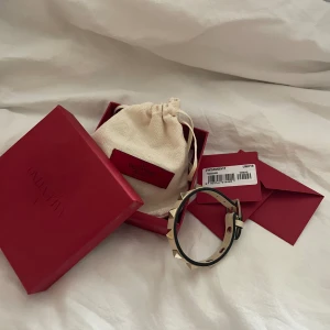 Valentino armband  - Säljer mitt super fina armband från Valentino, använt få gånger så är i mycket bra skick🩷🤍