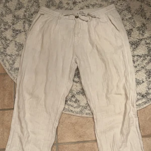 Säljer linnebyxor från Lindbergh - Säljer dessa Lindbergh linnebyxorför 300kr. Mått = XL, Använda enstaka tillfällen. Skriv gärna gällande frågor.