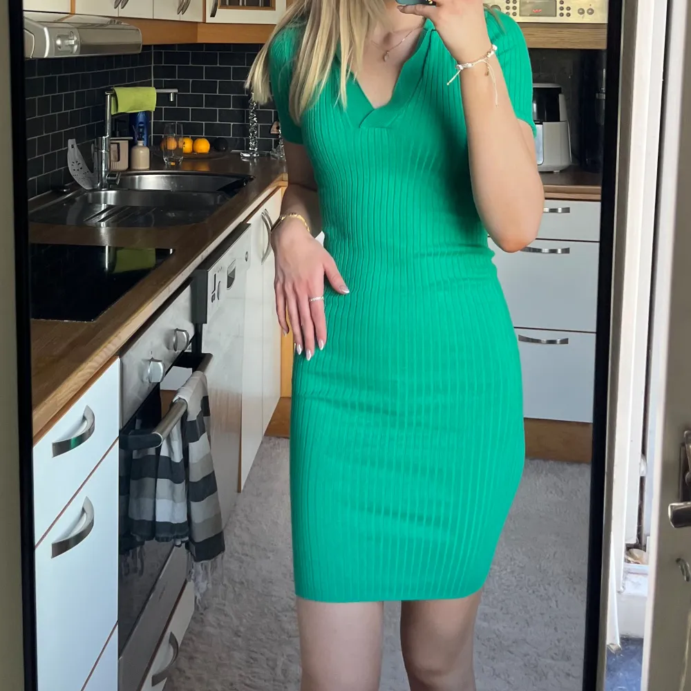 Grön stickad klänning i jättebra skick!!🤍. Klänningar.