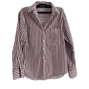 Oanvänd randig skjorta/blus från Zara - Nyskick, provades en gång och insåg att det var fel storlek och hade redan klippt bort lappen🙄 Fin, mysigt bomullsmaterial. Passar till det mesta, från ett par blå jeans till kostymbyxor🔥Kan knytas för att göra den croppad, ha den uppknäppt/stängd💕