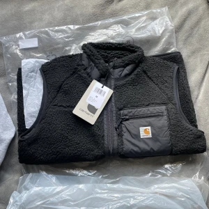 Carhartt Teddy väst  - Teddyväst från carhartt. Helt ny, glömde lämna tillbaka i tid. Nypris 1900kr