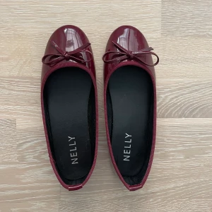 Ballerinaskor  - Vinröda ballerinaskor i storlek 36 från Nelly.com. Sanna i storleken. Använda en gång men fortfarande så gott som i nytt skick <3