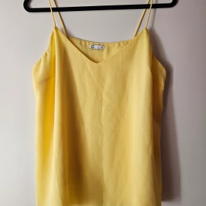 Festlig linne - Super söt gul linne. Aldrig använt från Cubus i str. 38. 