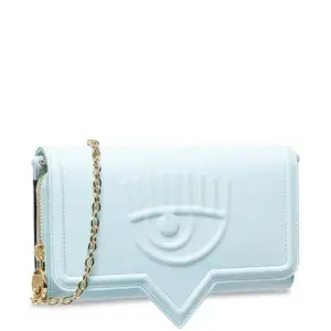 Axelväska/kuvertväska från Chiara Ferragni. Ljusblå med gulddetaljer, dustbag medföljer. Är i bra skick då den endast är använd ett fåtal gånger.