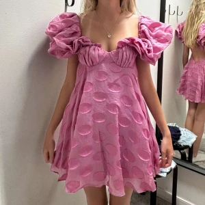 Super fin klänning  - Super fin klänning från asos design!! Perfekt nu till sommaren! 