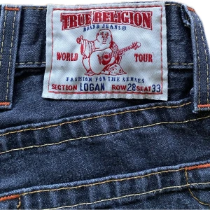 Supersnygga true religion - Super snygga true religion byxor som är jätte fräscha🤩, cond: 9/10, inget övertramp på byxorna ned till. Strlk: 28,33. Vid frågor, hör av er!