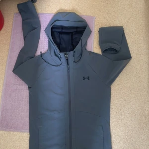 Under armour  - Under armour windbreaker Jacka Storlek Xs men passar som S fräch finns inga skador på jackan (MÖTTS UPP ENDAST)