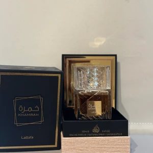 Lataffa Khamrah - Säljer nu min mycket goda Lataffa khamrah eftersom den inte passade mig så mycket, luktar fortfarande otroligt gott! Går för drygt 500 kr på Notino. Skulle säga att det är ungefär 97 ML kvar i flaskan 