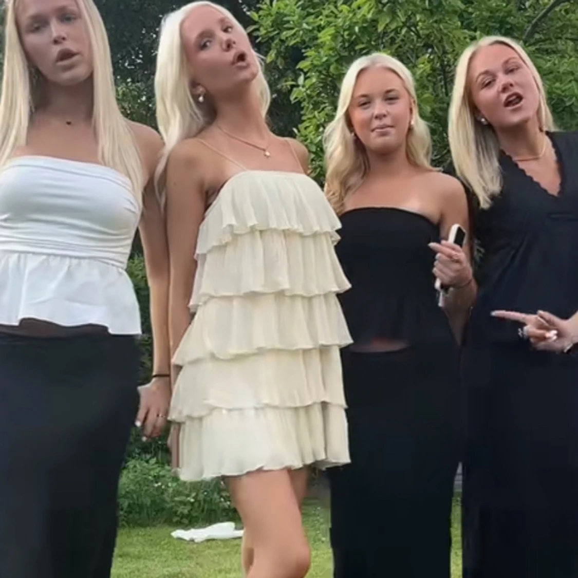 VIT VOLANGKLÄNNING🤍