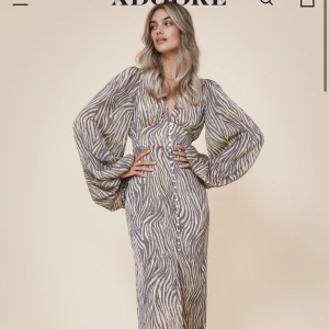 Adoore klänning - Säljer denna adoore klänningen i helt nyskick, endast testad men hann ej lämna tillbaka🌟 Perfekt nu inför midsommar eller andra tillfällen 💓säljer den för endast 1200kr nypris 1695kr