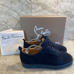 Christian Louboutin - Säljer nu dessa mörkblåa Christian Louboutin skor i storlek 43 🔵| Med skorna medkommer box och en replacement dustbag 🔵| Hör av er om ni har några frågor eller vill få fler bilder 🔵|