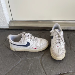 Nike airforce 1 - Säljer ett par Nike airforce 1 skor som är i bra skick bara lite smutsiga.