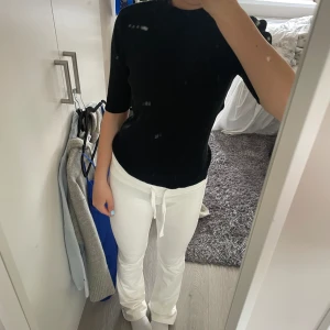 Stickad tröja ifrån sunday - Säljer denna stickade tröjan ifrån sunday i strl- s. Använd fåtal gånger och i ett bra skick. Den har en lite liten krage upptill. (Se på bild). 💕💕