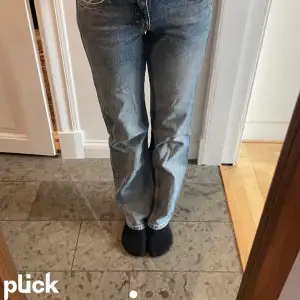 Supersnygga weekday jeans i arrow, Low waist straight💗Bra skick och inga defekter, köpta för 600kr (Första bilden är lånad)