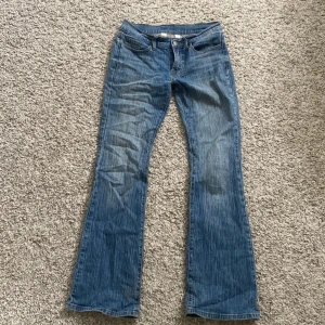 Bootcut jeans - Lågmidjade bootcut jeans från Brandy Melville. De är i bra skick, inga defekter. Midjemått: 38cm tvärs över Innerben: 79cm