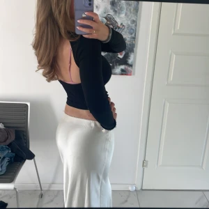 Topp med öppen rygg💓 - Snygg svart topp med öppen rygg💓🙌 Väldigt fin festtopp💓