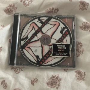 Marilyn Manson cd - Cd,den har typ spawnat i min rum från ingenstans men användes aldrig.Är i bra kondition 