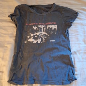 Brandy melville tröja - Hej! Nu säljer jag denna tröja från brandy melville. Tröjan är använd och därav priset. Inga fläckar eller liknande. Hör gärna av dig vid frågor eller funderingar!🫶🏻