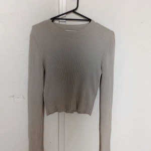 Magtröja  - Säljer en lång armad magtröja. Nästan i ny skick. Använd fåtal gånger. Strl S ifrån DILVIN KNIT. Säljer den för 60kr + frakt! 