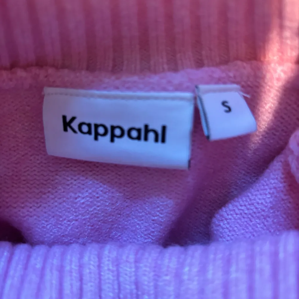 Säljer denna rosa stickade tröja från Kappahl då den är använd va 2 gånger. Pris: 100kr då nypris är 400. Kontakta privat för fler frågor eller funderingar💋. Tröjor & Koftor.