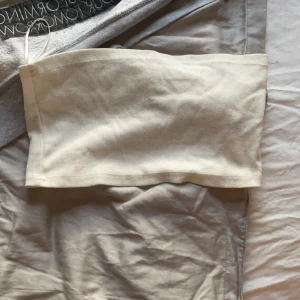 Topp - Säljer denna bandå topp, perfekt på sommaren när man är varm💞