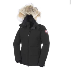 Canada goose chelsea park  - Helt nya bara testad. Äkta såklart. Säljer pågrund av att jag inte har nån ansvänding av sen samt inte min still. Väldigt varm och go jacka. Fin och äkta päls på den. Nypris 17000kr kommer inte sänka priset 