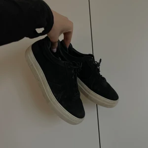 Axel Arigato - Säljer dessa Axel Arigato skorna i storlek 38. Bra skick!