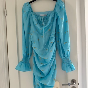 Långärmad adoore - klänning minilängd  - Adoore klänning, aldrig använd med prislapp kvar. Fel storlek tyvärr. Dragkedja på sidan. Resår också som gör att du själv kan reglera längden mellan att ha mini alt knälängd på ena sidan 🥹 otroligt fin! 