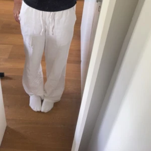 Somriga vita linnebyxor - Säljer dessa linnebyxor som börjat bli för korta för mig. Jättebra skick och inga skador på plagget. Skitnajs ni till sommaren och jättefint vardagsplagg.