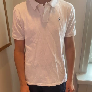 Polo Ralph Lauren Pike - Stilig och bekväm piké tröja, perfekt nu till sommarn men också till andra tillfällen. Ny pris 1400, finns inget riktigt pris kom privat för bud! Tveka inte på att höra av dig för fler bilder eller mer information. Tröjan passar för 13-16 åringar