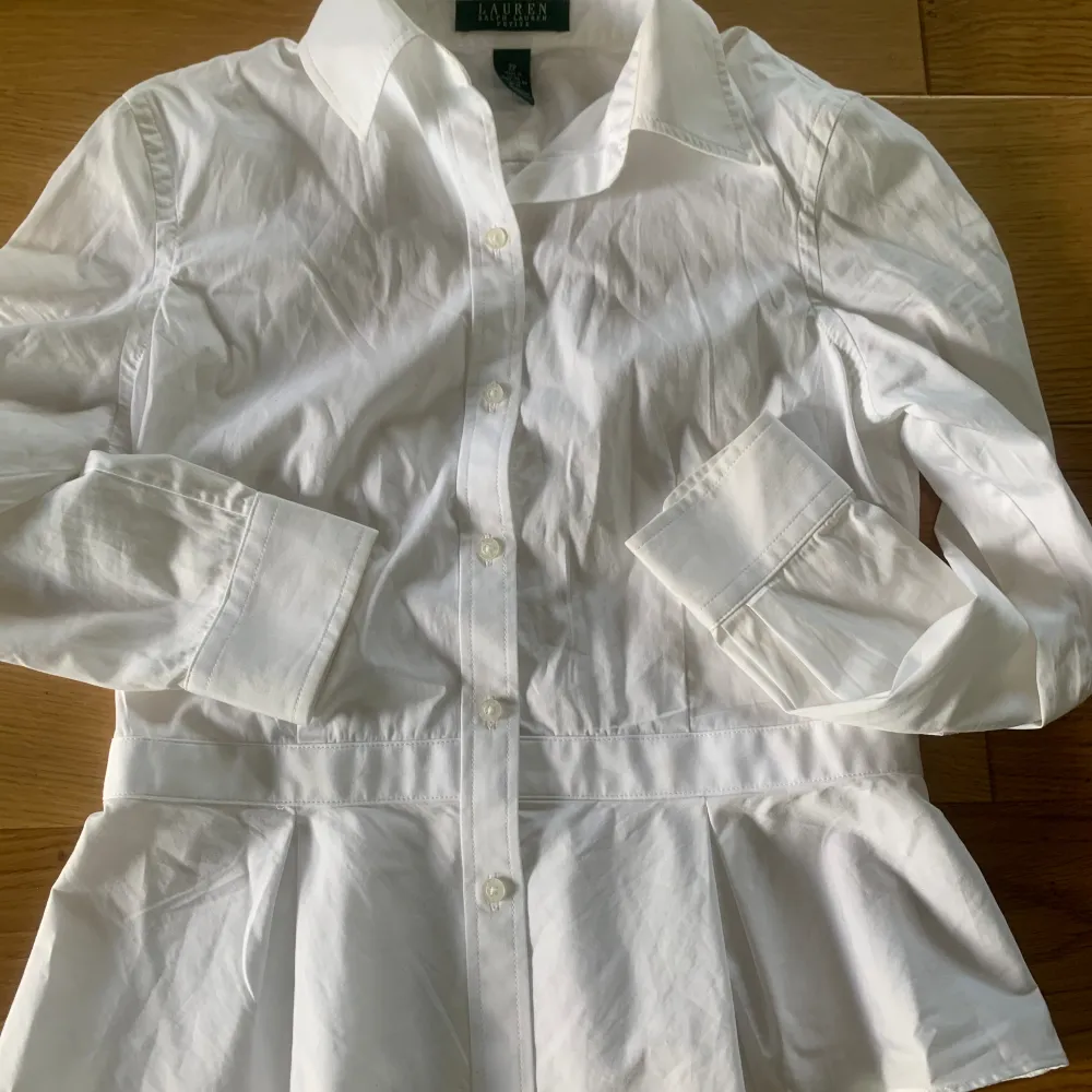 Fin vit skjorta från Ralph Lauren. . Blusar.