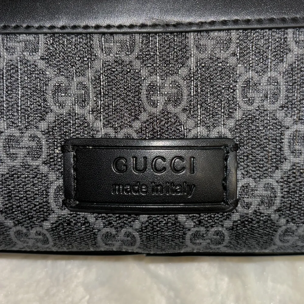 Gucci midja en riktig skön väska för att lägga sina grejer man har. Den passar stil . Väskor.