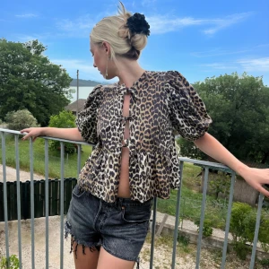 Levi’s Jeans Shorts - Classic Levi’s 501 Shorts in a washed black colour 🖤 Perfect paired with a white tee or your favorite blouse!   waist (across): 44cm length: 30cm inseam: 6cm