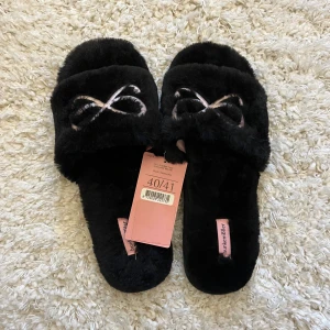 Hunkemöller tofflor - Sjukt mysiga tofflor från Hunkemöller. Dessa var tyvärr fel storlek och är helt oanvända, prislappen sitter fortfarande kvar. De är i storlek 40/41 men en som har storlek 39 skulle också passa i de. De är otroligt söta att ha året runt!💖