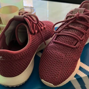 Adidas sneakers  - Ett fåtal ggr använda i väldigt bra skick.  Strlk: 38,5. 