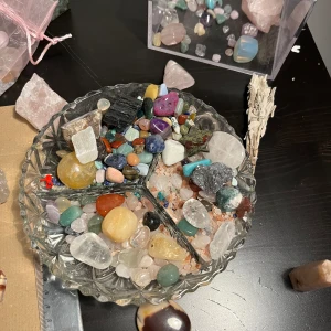 Kristaller - Massvis med kristaller utav alla möjliga sorter, orkar inte lägga upp enskilda annonser men hör av er om något ser intressant ut vill bli av med allt.  Mvh ENDAST SWISH