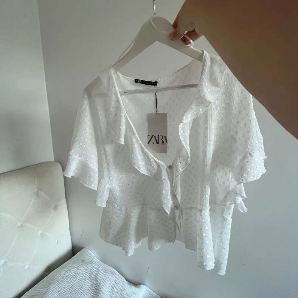 Säljer denna zara blus aldrig använd med prislapp. Den är i storkel XL men den är väldigt lite och liksom lite kort i modellen så skulle säga passar mer som en M -L . Passar säkert mindre storlekar men sitter då lite lösare. Köp gärna ❤️. Puserot.