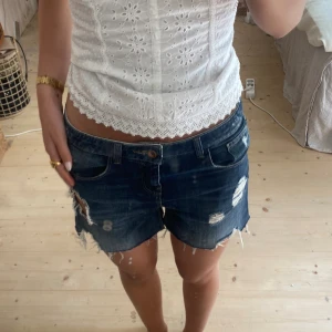 Jeans shorts - SUPER snygg lågmidjade shorts. Tryck gärna på köp nu ❤️❤️midjemått 40❣️💕