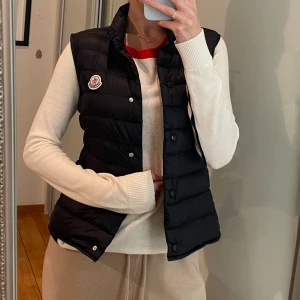 Moncler väst  - Säljer min kära marinblå moncler väst. I princip helt oanvänd. Äkthetsbeviset finns genom QR-koden på sista bilden. Nypris ca 5000kr. Storlek 00 vilket motsvarar XS/S.